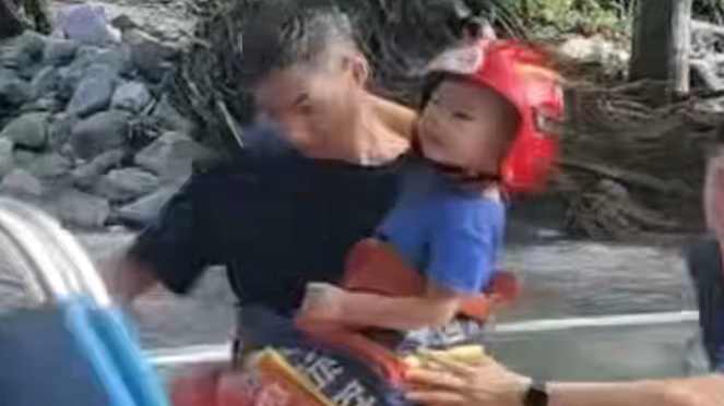 救援后的告别 抱抱叔叔 不知道什么时候再见了 救援后的告别 抱抱叔叔 不知道什么时候再见了