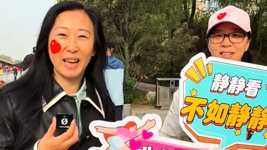 北半马2.2万跑者春日开跑!陪跑团举牌加油,友情一眼锁定! 北半马2.2万跑者春日开跑!陪跑团举牌加油,友情一眼锁定!