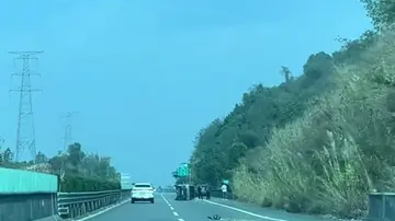 行车路上看见翻车事故,用手机拍摄,与同样“吃瓜”前车发生追尾 行车路上看见翻车事故,用手机拍摄,与同样“吃瓜”前车发生追尾