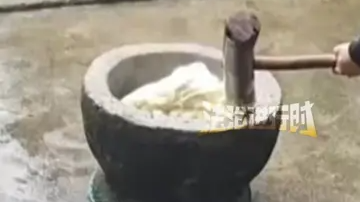 放假回家帮倒忙,祖传粑槽干碎了! 放假回家帮倒忙,祖传粑槽干碎了!