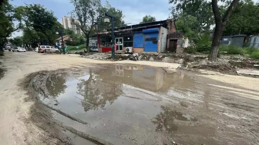 围挡两侧天差地别？“跟穿越了一样，怎么前面变得这么破”_北京时间