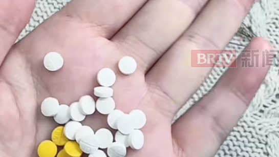 男子长期服用复合保健品,确诊为维生素D中毒合并高钙血症,医生:盲目补充维生素D和钙剂过量,会诱发中毒 男子长期服用复合保健品,确诊为维生素D中毒合并高钙血症,医生:盲目补充维生素D和钙剂过量,会诱发中毒