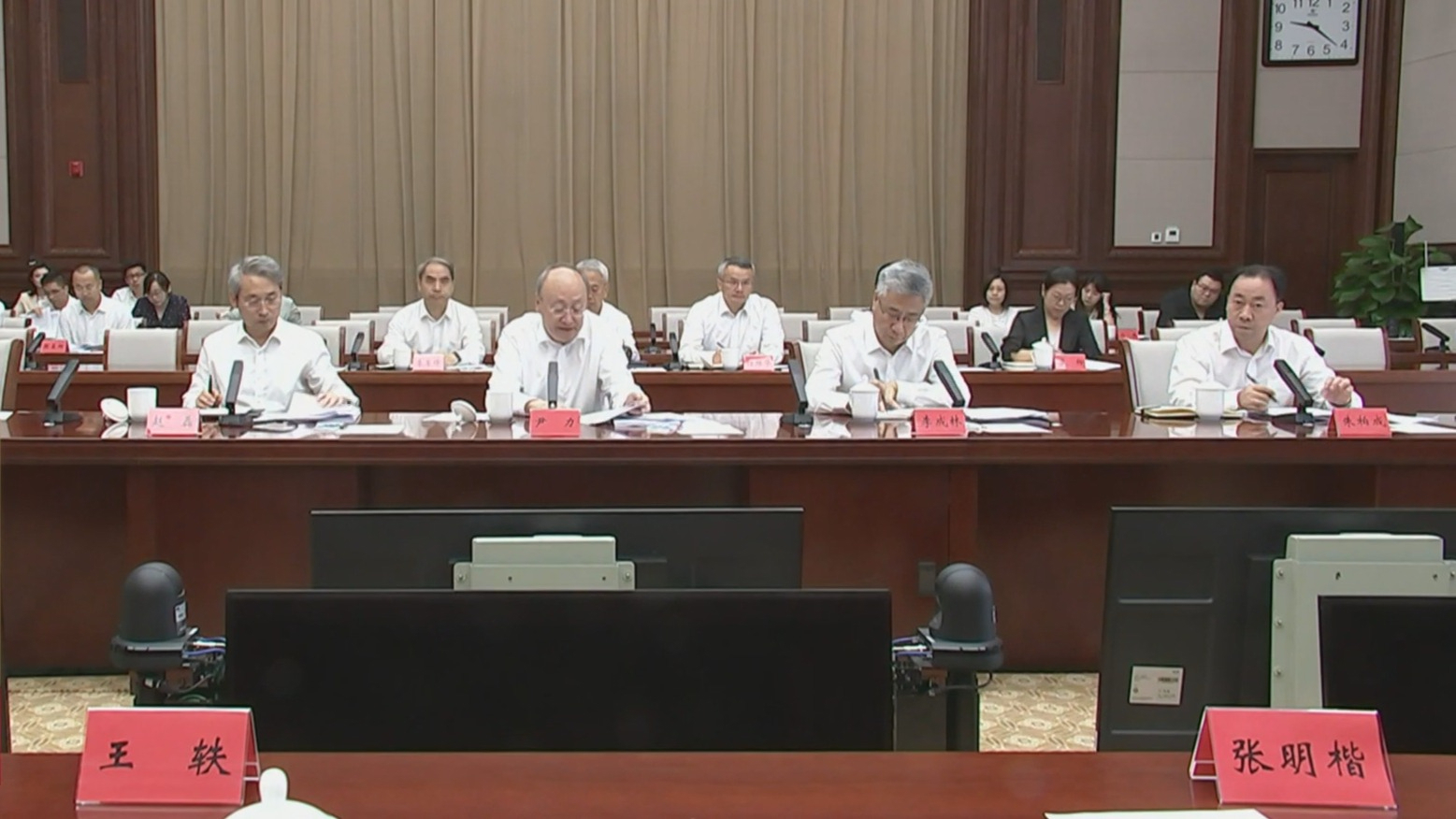 尹力为市委法律顾问颁发聘书并座谈 勉励大家当好“法治智囊团” 为首都发展贡献智慧和力量 尹力为市委法律顾问颁发聘书并座谈 勉励大家当好“法治智囊团” 为首都发展贡献智慧和力量