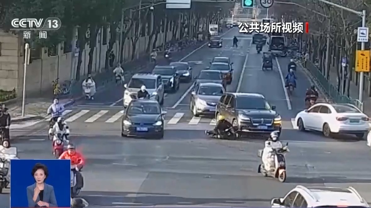 骑电动自行车闯红灯被撞 为什么不是“谁弱谁有理”