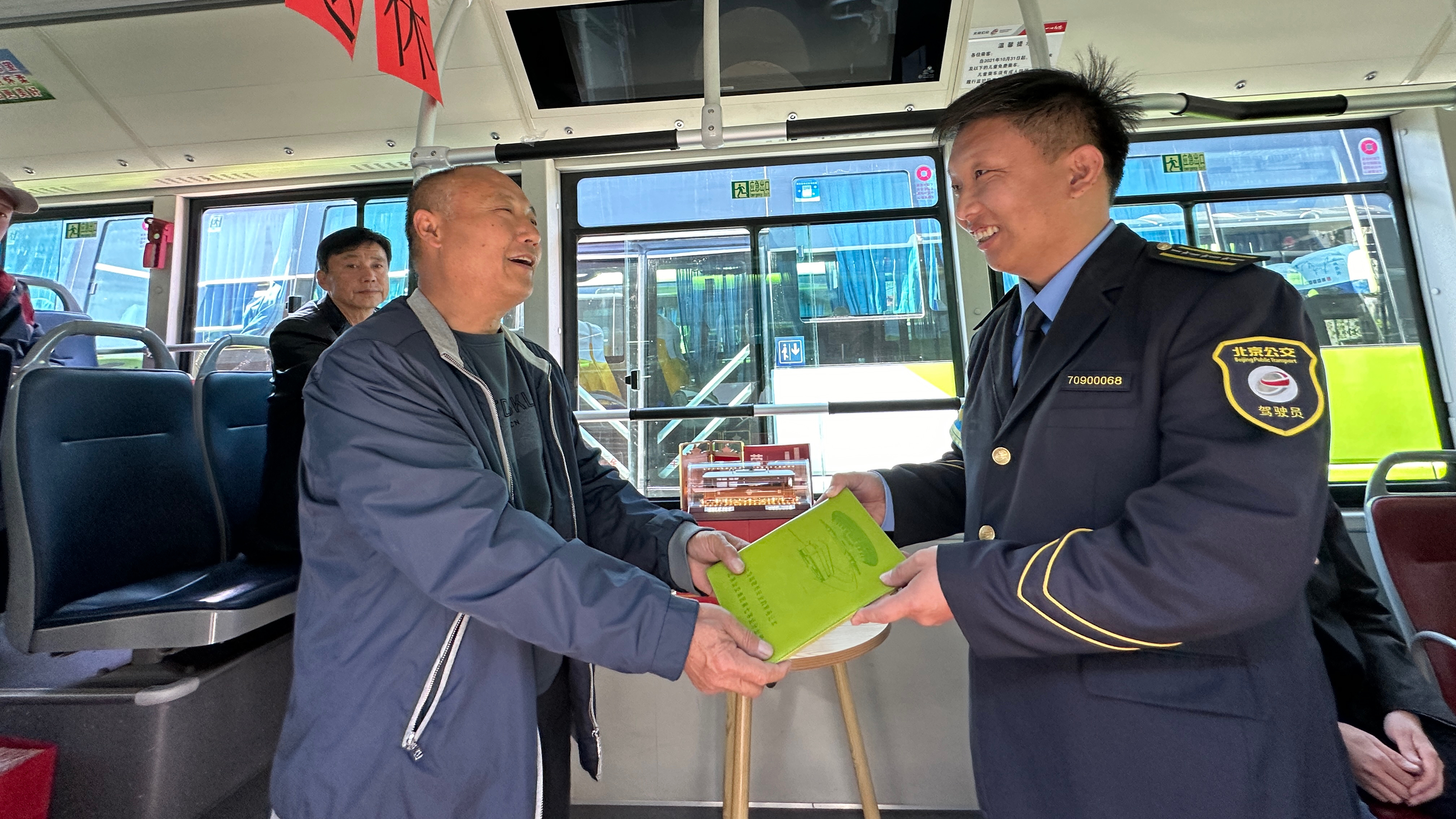 感恩有您 一路同行 ——这场退休仪式很暖心 感恩有您 一路同行 ——这场退休仪式很暖心