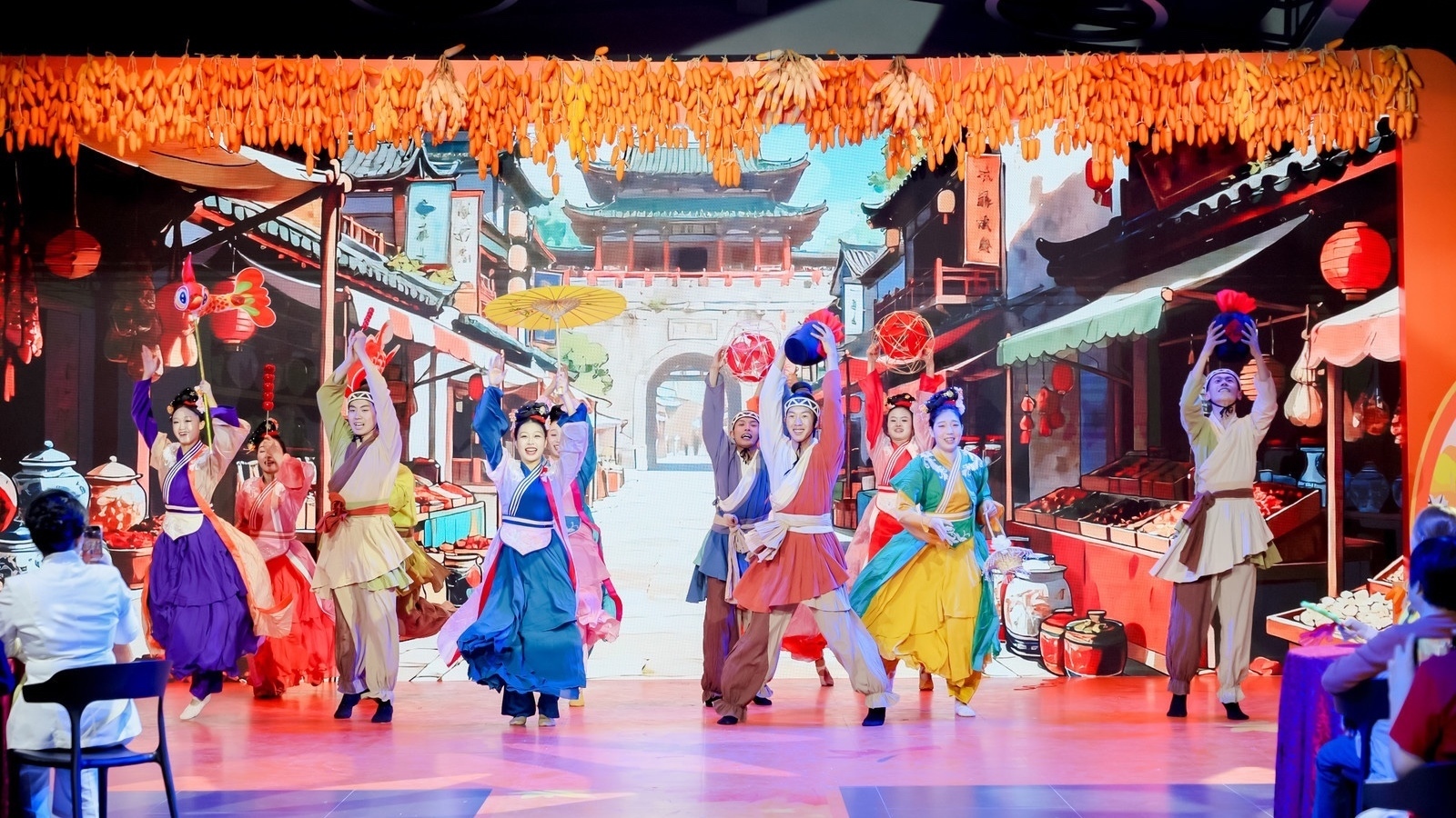 沉浸式互动点燃乡村舞台,房山秋季“村晚”展现乡村振兴文化活力 沉浸式互动点燃乡村舞台,房山秋季“村晚”展现乡村振兴文化活力