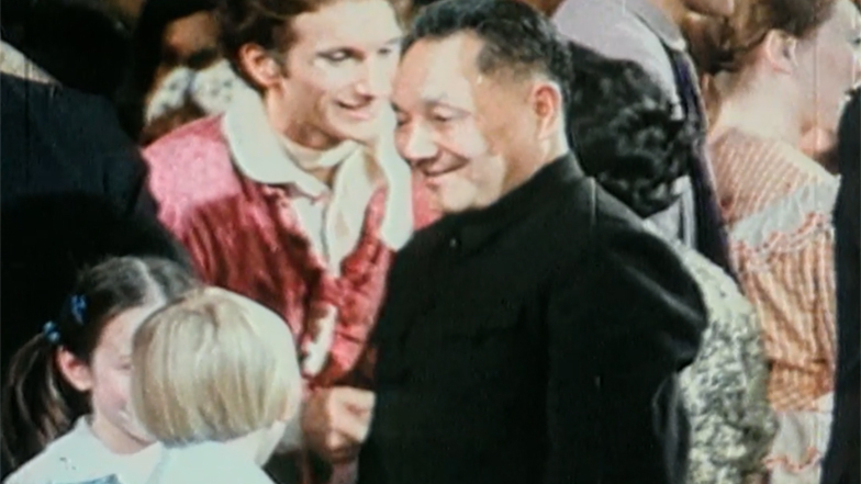 邓小平亲吻美国小演员后观众落泪 邓小平亲吻美国小演员后观众落泪