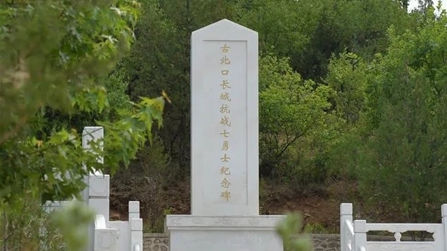 再登帽儿山重见七勇士绝地，山顶至今保留日军1米多深弹坑