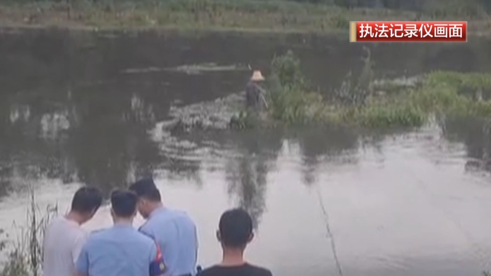 暴雨突袭钓鱼老人被困河滩 民警救助 暴雨突袭钓鱼老人被困河滩 民警救助