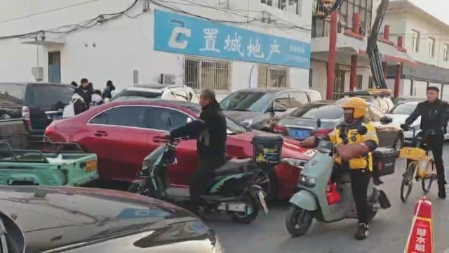 北京一小区门口紧挨学校商业街拥堵不堪 换路开新口多方共治通了