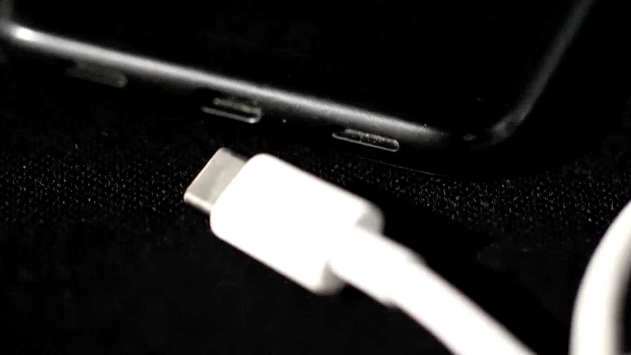 统一使用USB Type-C充电接口 欧盟新规生效_北京时间