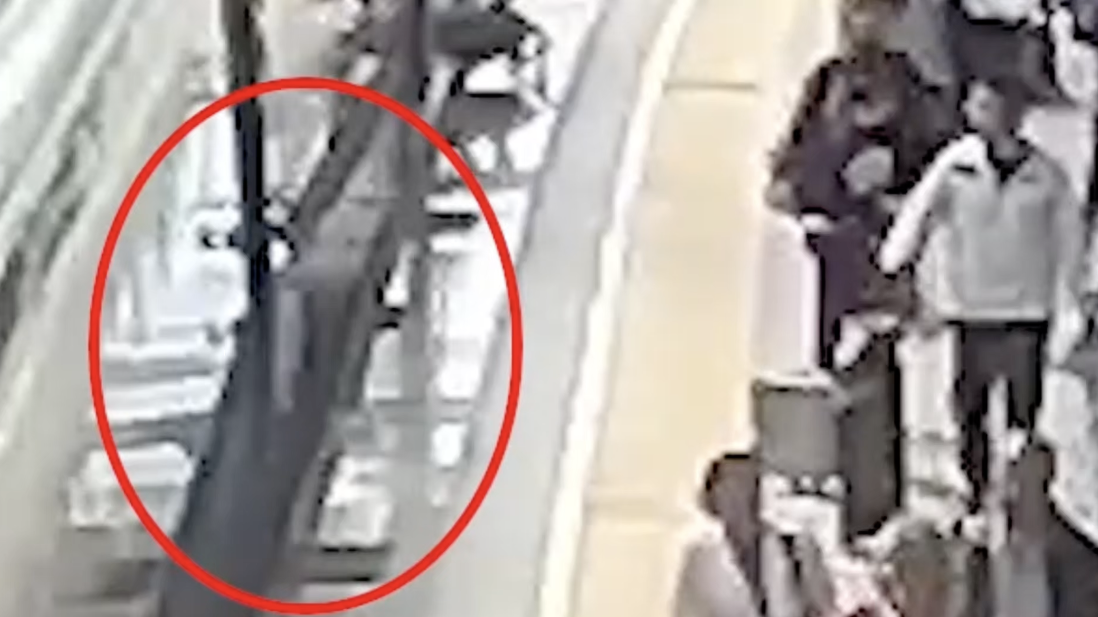 北京西站一孩子踩空掉入高铁站台缝隙 铁警飞奔救人脱险 北京西站一孩子踩空掉入高铁站台缝隙 铁警飞奔救人脱险