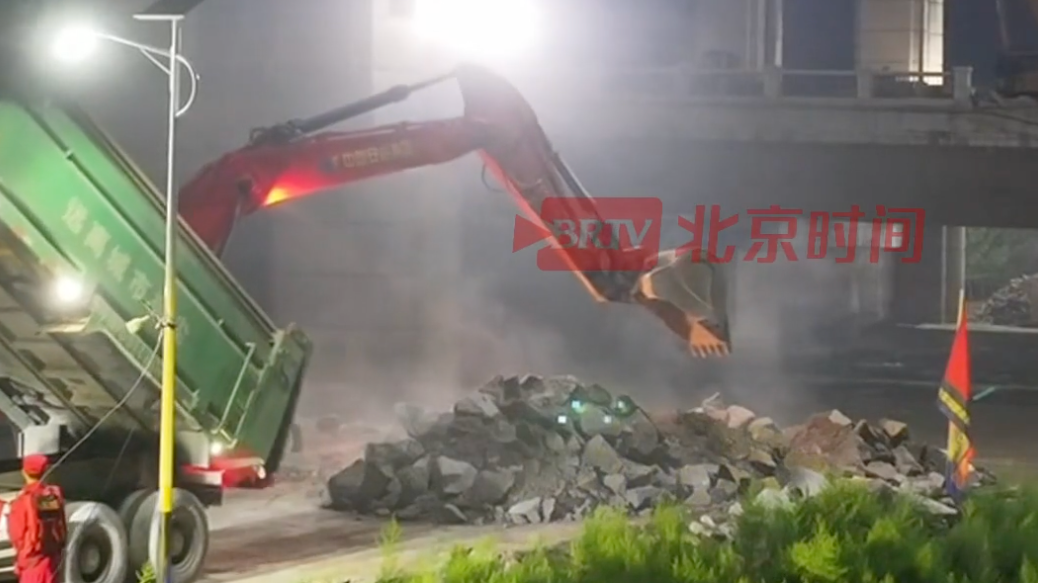 贾鲁河堤防溃口三十米 中国安能星夜驰援战险情 人歇机不停昼夜攻坚