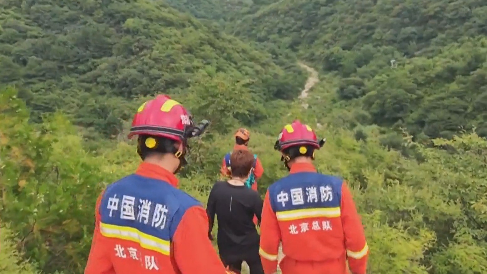 闻汛而动 筑牢防线|气象多预警齐发仍进山 女子登山体力透支被困山顶 闻汛而动 筑牢防线|气象多预警齐发仍进山 女子登山体力透支被困山顶