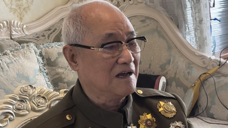 95岁老兵戴海山身着军装观看阅兵仪式 久久凝视天安门城楼上的老兵们