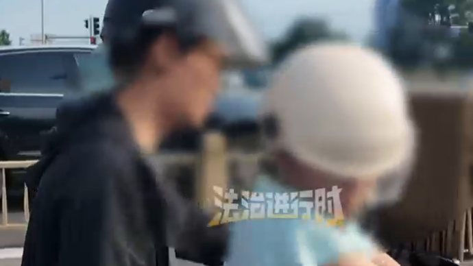 爸爸带娃骑电动车遇交警  “让小朋友坐后座上” “头盔扣系好才安全”