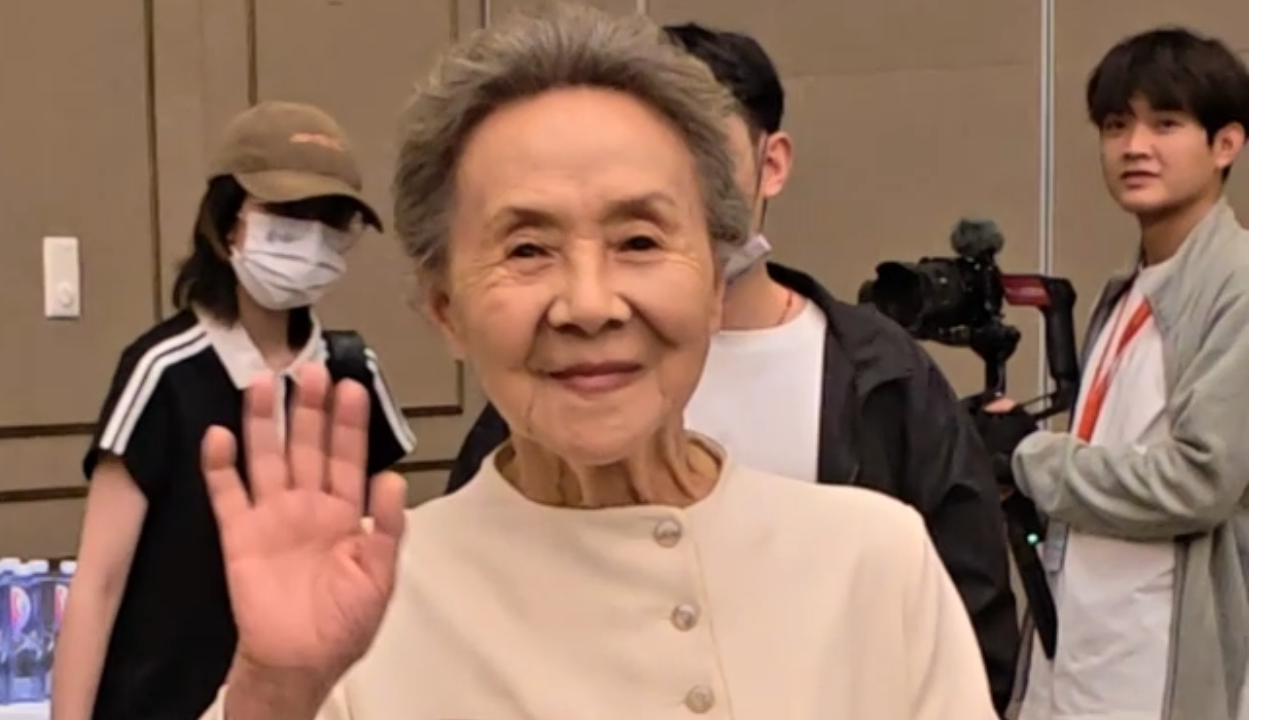 87岁吴彦姝一袭白裙亮相北影节闭幕式 体态端庄气质出众收获全场赞叹