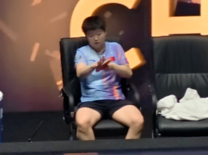 夺得亚洲杯女单冠军后 莎莎坐在椅子上反复擦着爱拍