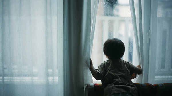 女孩疑被离异父母双双拒收 官方回应：公安部门已经介入调查