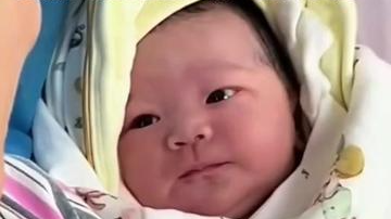 出生不久的宝宝一看妈妈就笑了,原本“严肃”的小脸立刻舒展开来 出生不久的宝宝一看妈妈就笑了,原本“严肃”的小脸立刻舒展开来