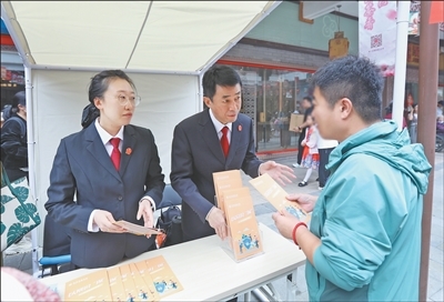 人民日报专访全国模范法官丁宇翔：判的是公道，守的是民心