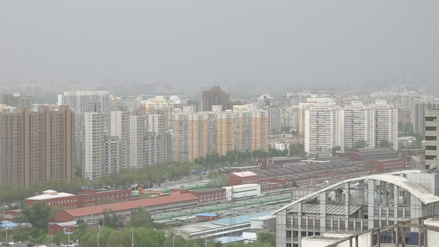 北京遭遇阵雨大风沙尘天气 北京遭遇阵雨大风沙尘天气