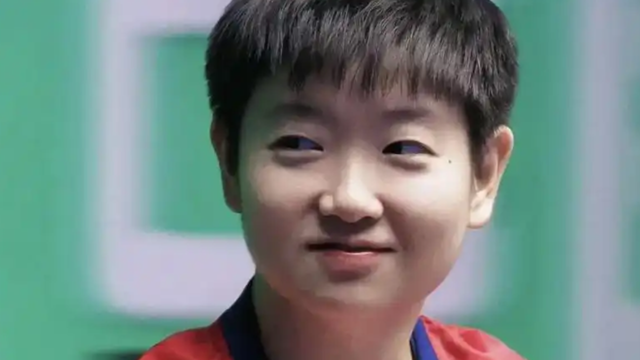 孙颖莎封训可爱日常再+1 她将毛巾当作围脖与队友轻松互动 孙颖莎封训可爱日常再+1 她将毛巾当作围脖与队友轻松互动