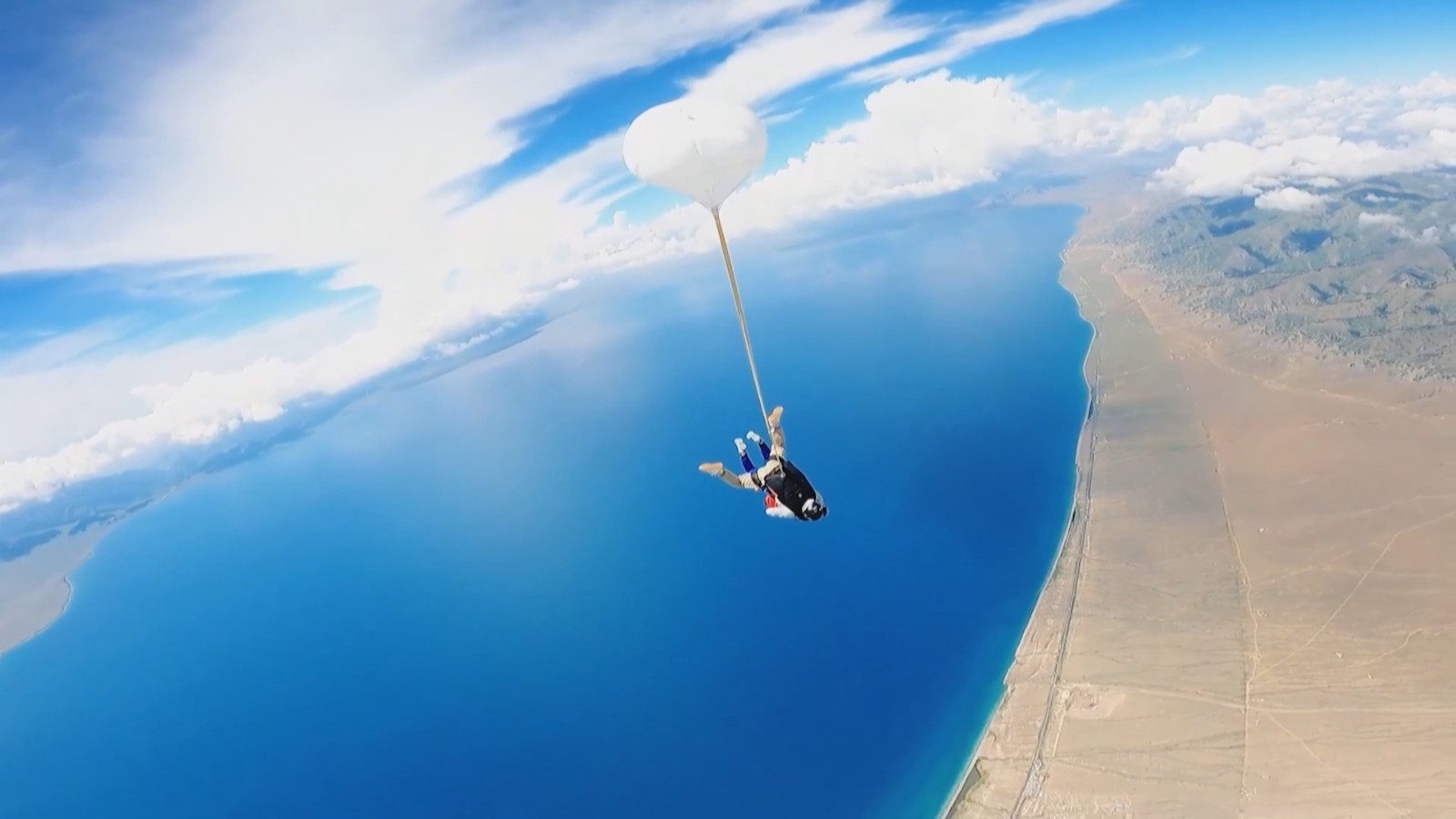 从4700米冲向一片碧蓝 新疆赛里木湖高空跳伞引游人 从4700米冲向一片碧蓝 新疆赛里木湖高空跳伞引游人