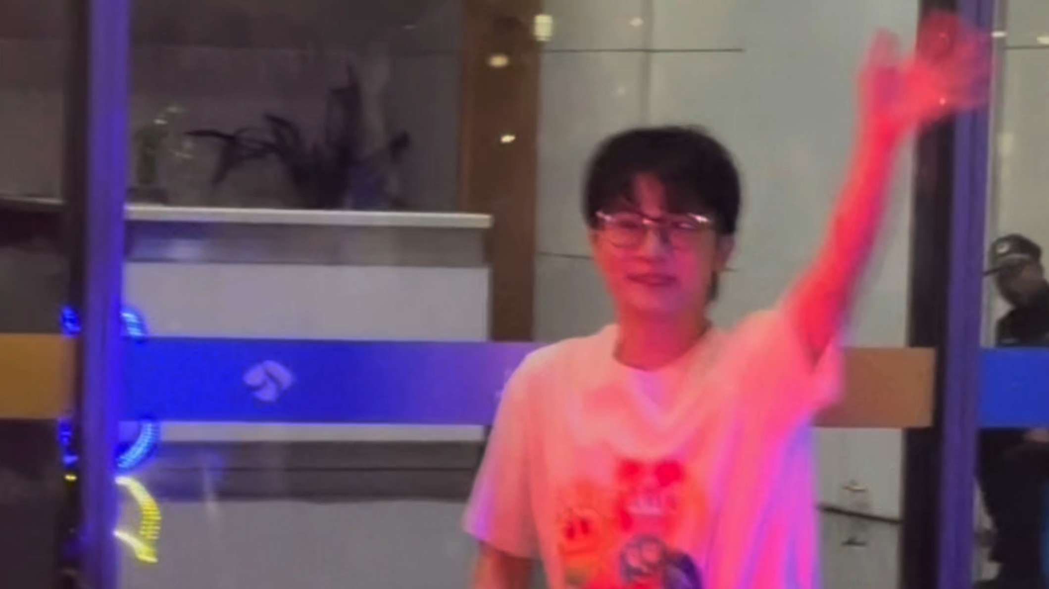 周深下车忙不停和粉丝挥手打招呼，元气满满糖分超标，一整个蹦的超高