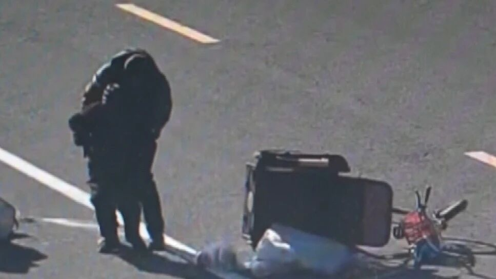 撞倒老人后继续送单!北京一名骑手因肇事逃逸被拘! 撞倒老人后继续送单!北京一名骑手因肇事逃逸被拘!