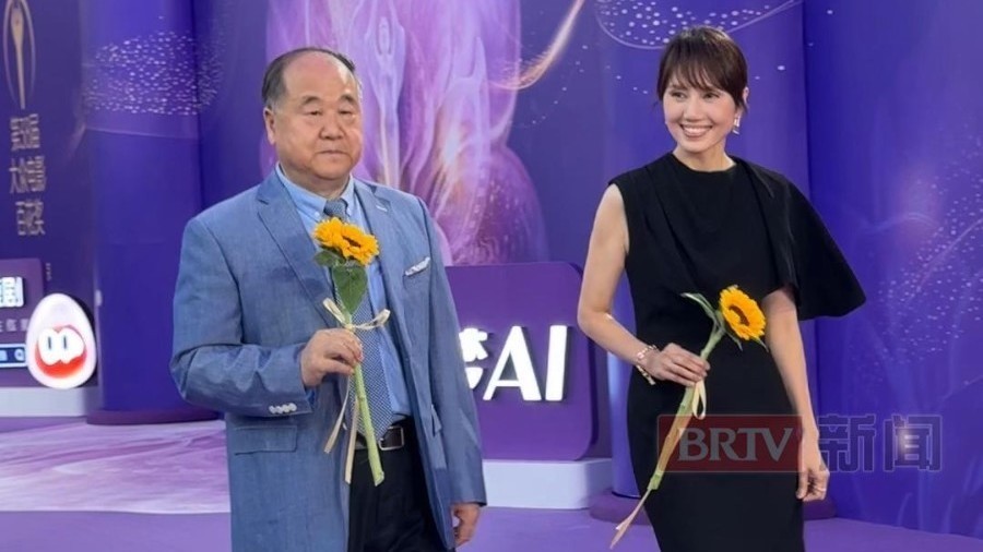 莫言走红毯：看热闹也是门学问啊！把万众瞩目走成一个人的修行