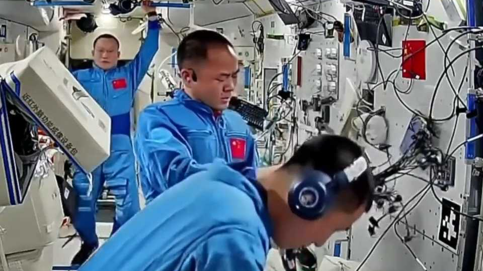 杨利伟谈首次太空自拍细节