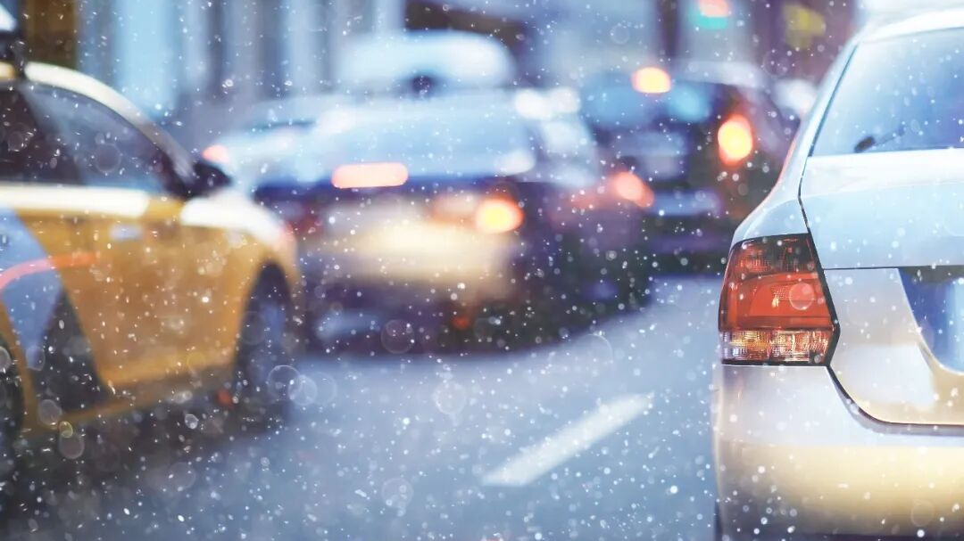 北京今日飘雪体感阴冷，双休日气温回升宜出行