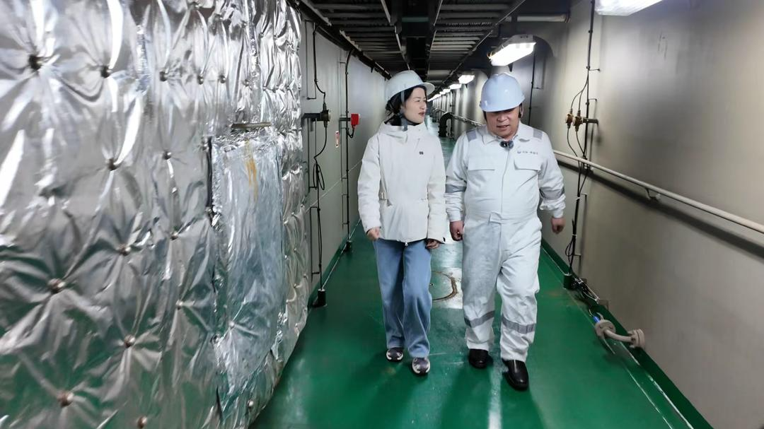 寒夜锚地,他们给万吨巨轮“供底气”| 新春走基层 寒夜锚地,他们给万吨巨轮“供底气”| 新春走基层