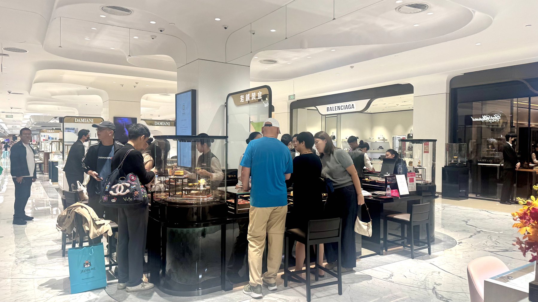 金价这么高,到底谁在买? 金价这么高,到底谁在买?