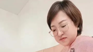 44岁女子当奶奶，她妈妈今年68岁，“我们一家子结婚都早”