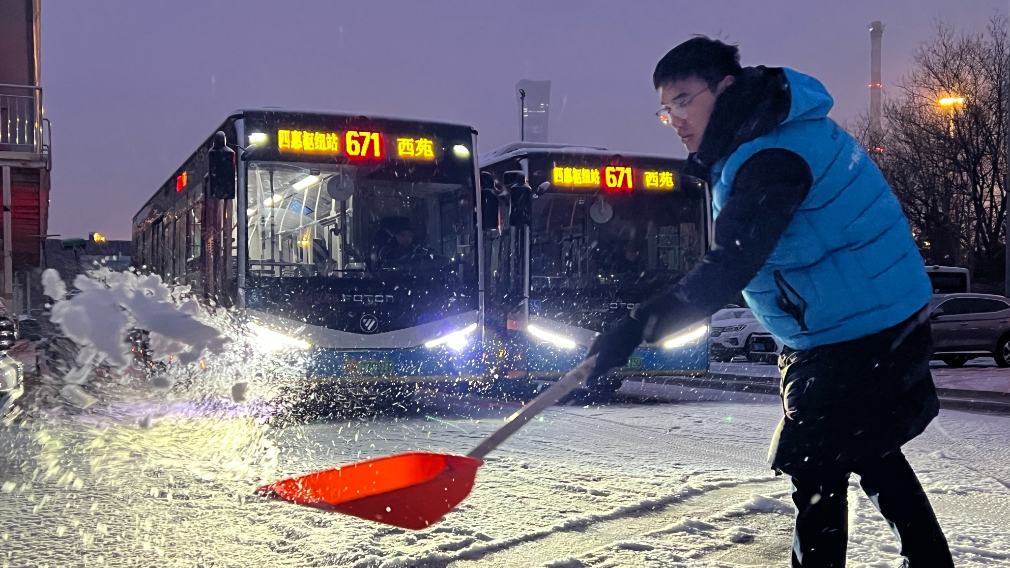北京百余条公交线座椅配了万余个棉垫,让乘客温暖出行 北京百余条公交线座椅配了万余个棉垫,让乘客温暖出行