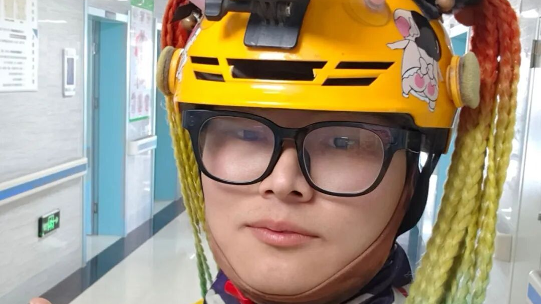 外卖小哥脱下一只鞋，救了一栋楼