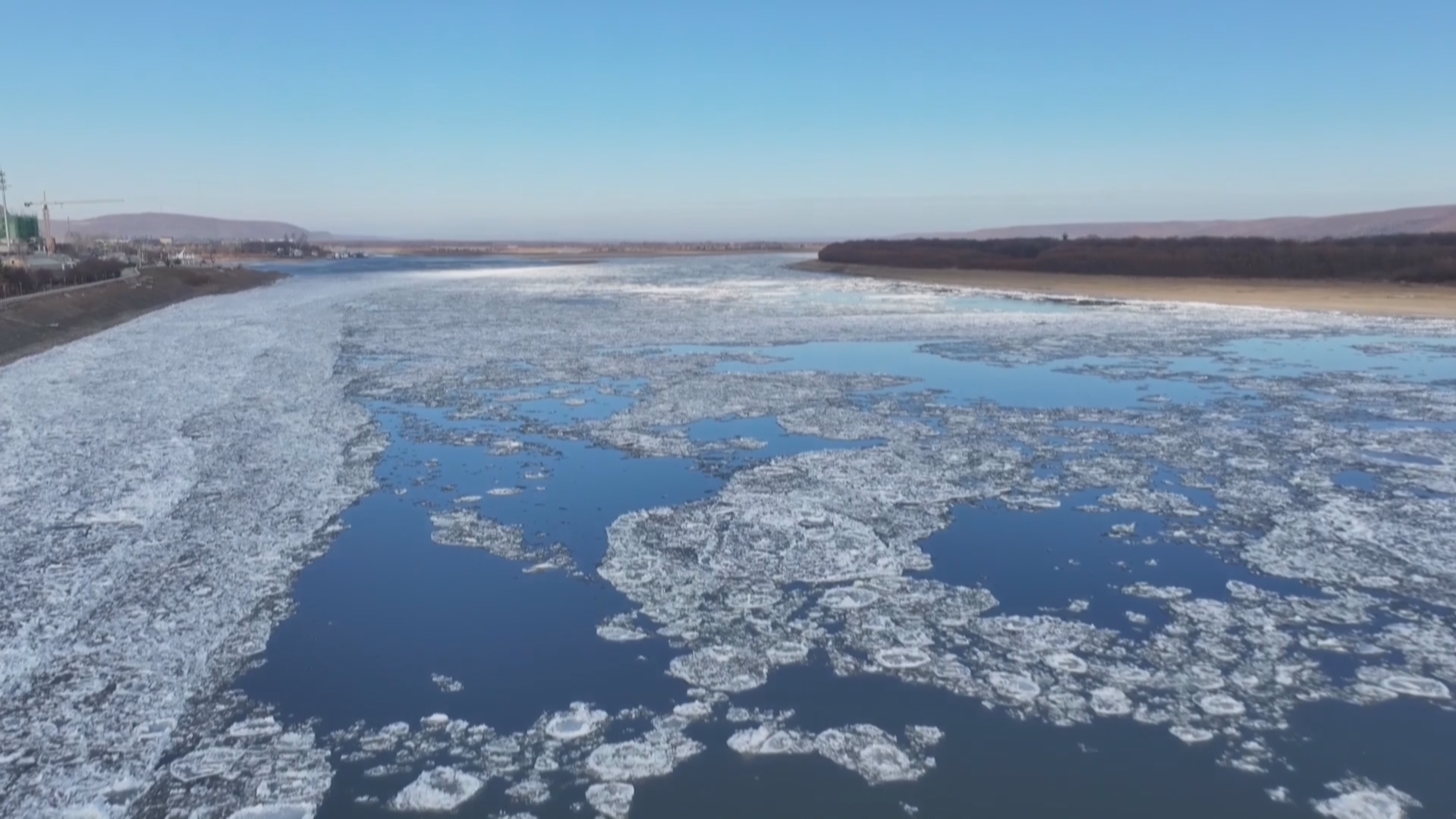黑龙江呼玛段进入冬季流冰期 呈现跑冰排美景