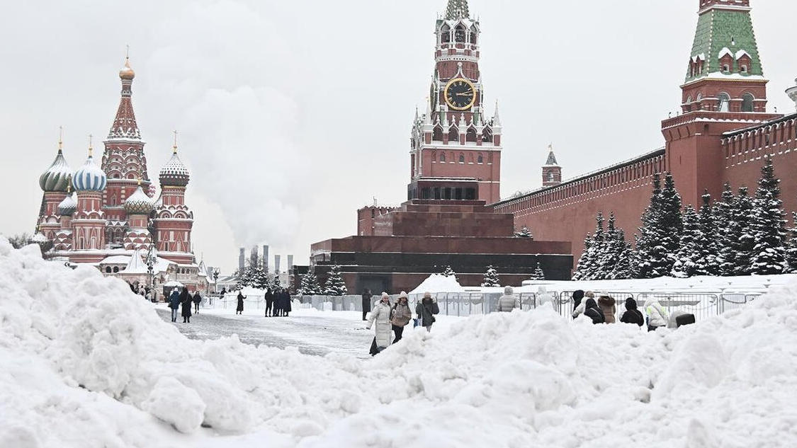 俄罗斯莫斯科出现强降雪 70余架次航班延误或取消