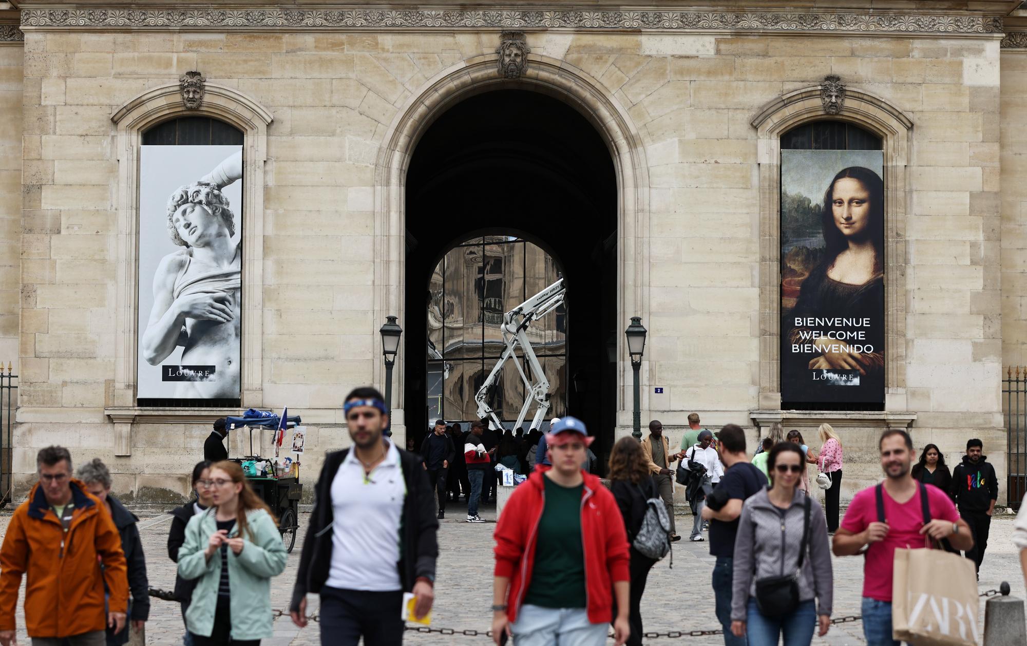 卢浮宫管道漏脏水 数百册图书及文献资料被淹