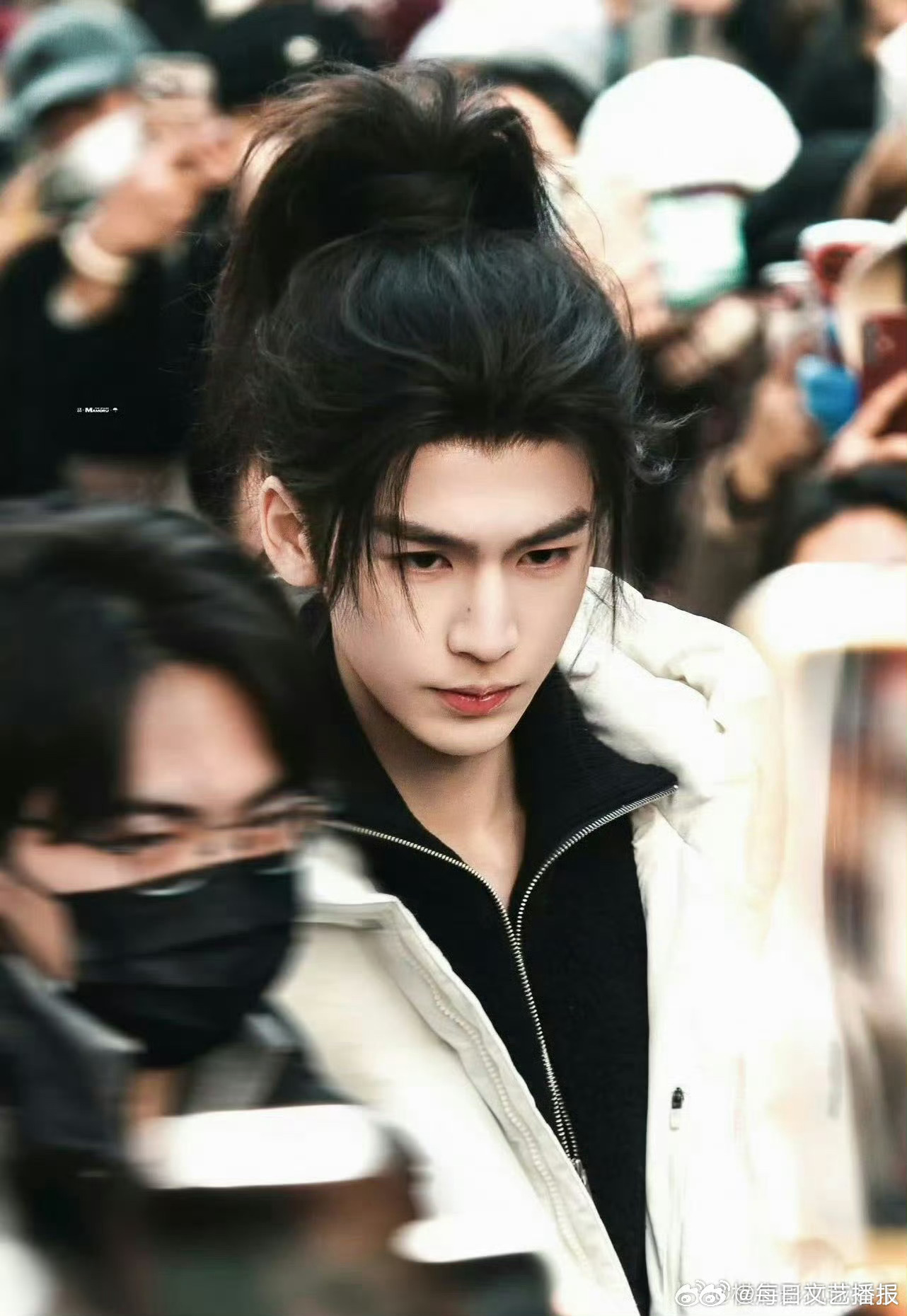 张凌赫《归鸾》横店出妆路透 张凌赫《归鸾》横店出妆路透