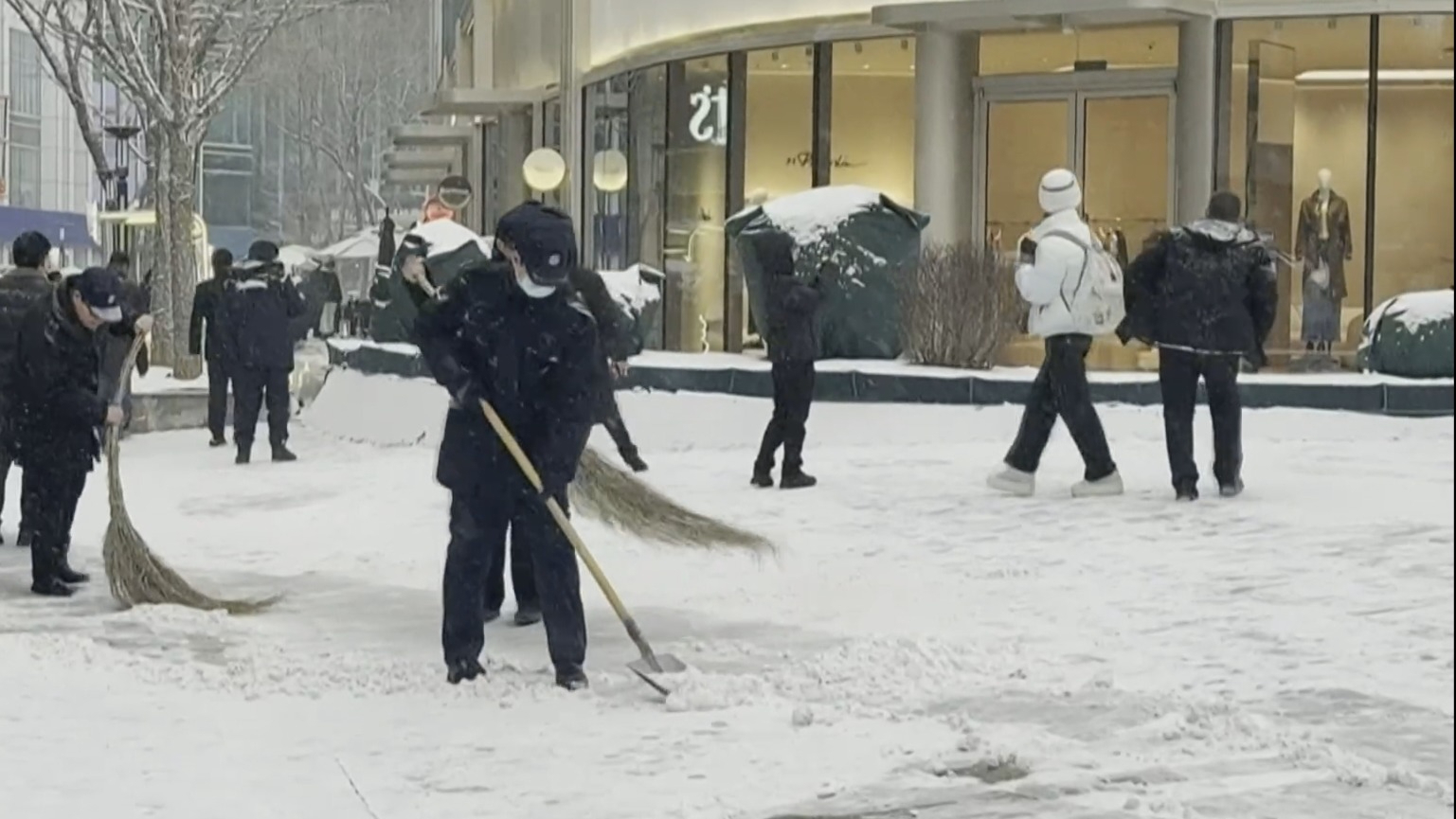 城管部门全面启动扫雪铲冰应急预案 动员企事业单位商户落实“门前三包”责任制 城管部门全面启动扫雪铲冰应急预案 动员企事业单位商户落实“门前三包”责任制
