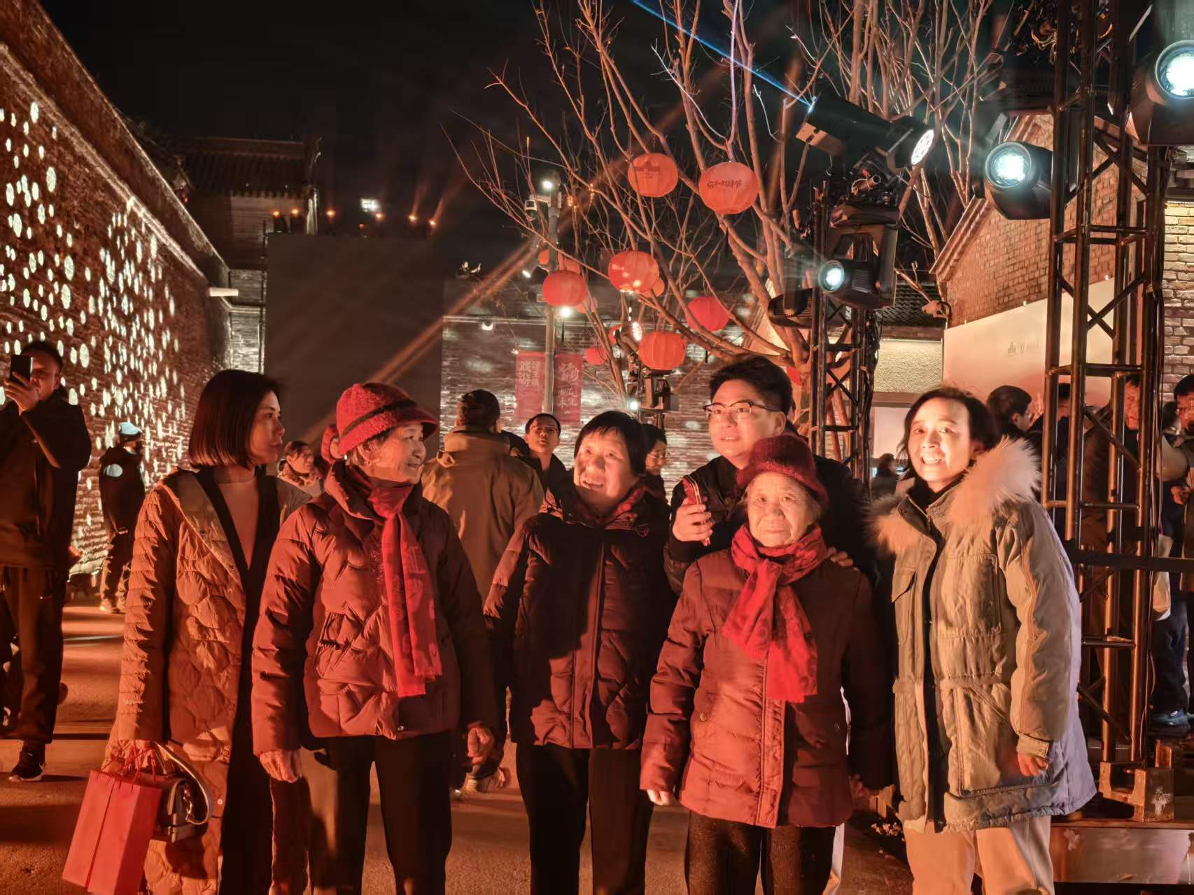 临沂小伙一家受邀夜游宛平城:母亲满足的笑容比任何光影都要亮 临沂小伙一家受邀夜游宛平城:母亲满足的笑容比任何光影都要亮