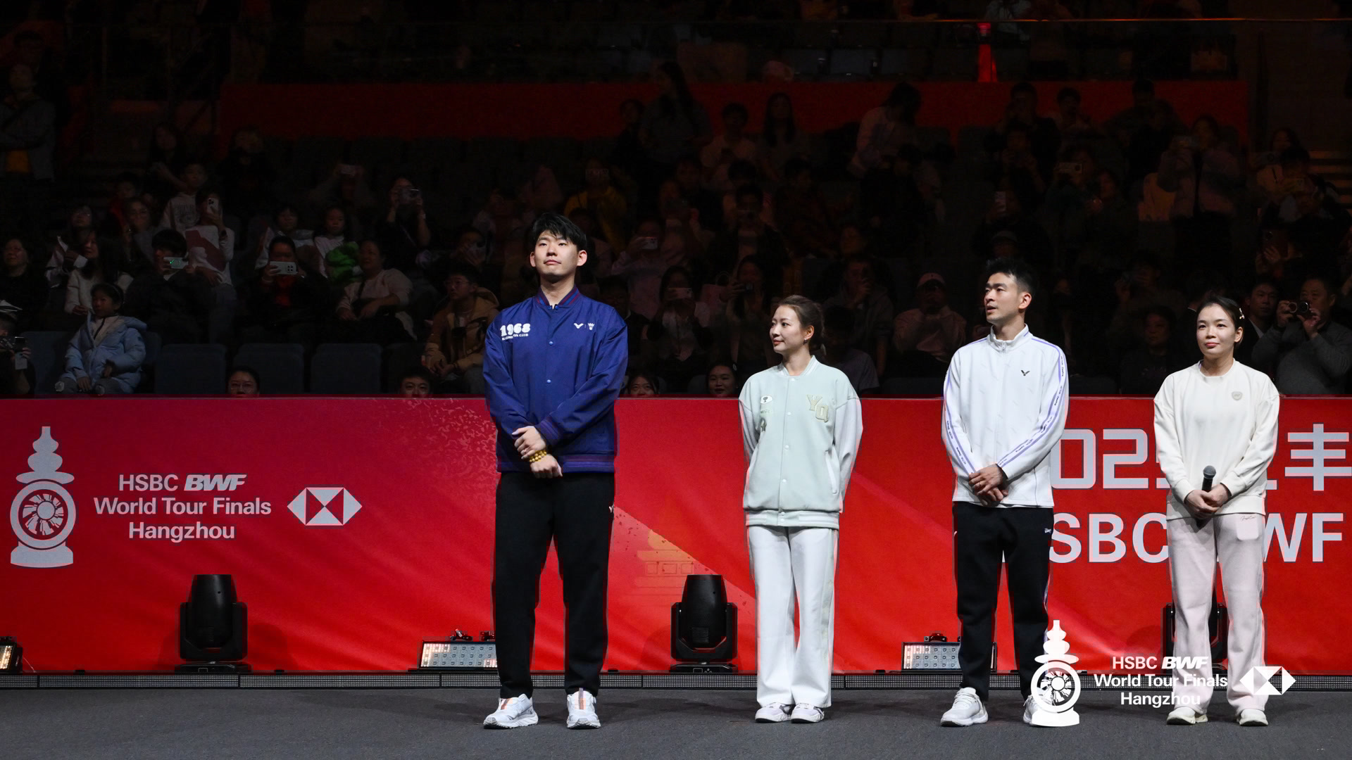 国羽四名将举行退役仪式 张军送祝福贾一凡“飙泪” 国羽四名将举行退役仪式 张军送祝福贾一凡“飙泪”