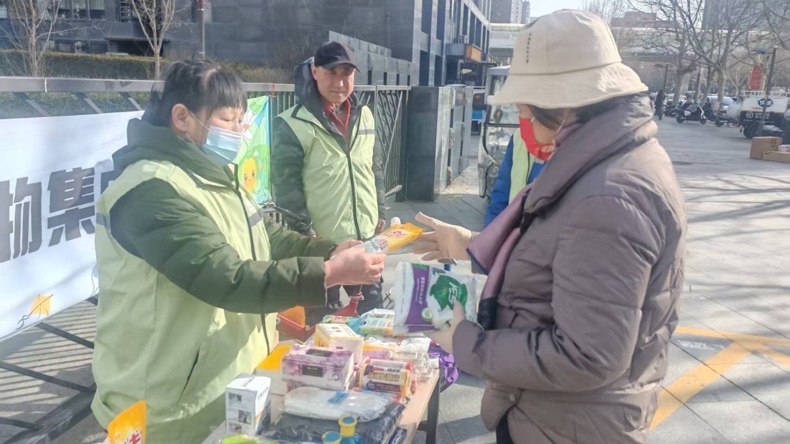 奥运村街道开展集中投放日活动，回收“资源”近半吨