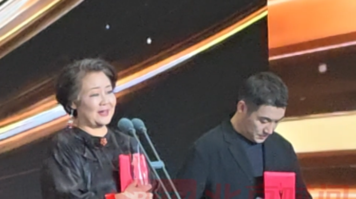 萨日娜真挚发言,感恩观众与同行长久支持,坚守初心,用一个个角色诠释自身对表演的热爱 萨日娜真挚发言,感恩观众与同行长久支持,坚守初心,用一个个角色诠释自身对表演的热爱