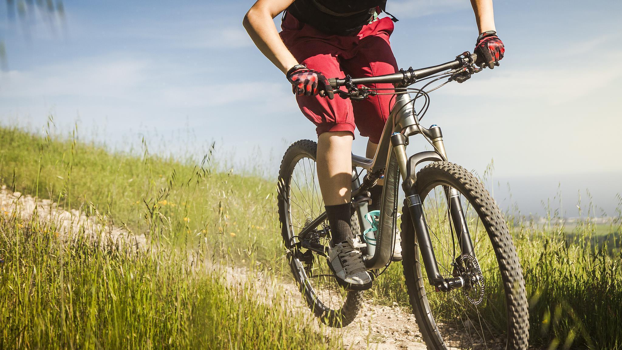 “速降少年”公共场所炫技意外频发 速降运动应如何规范发展? “速降少年”公共场所炫技意外频发 速降运动应如何规范发展?