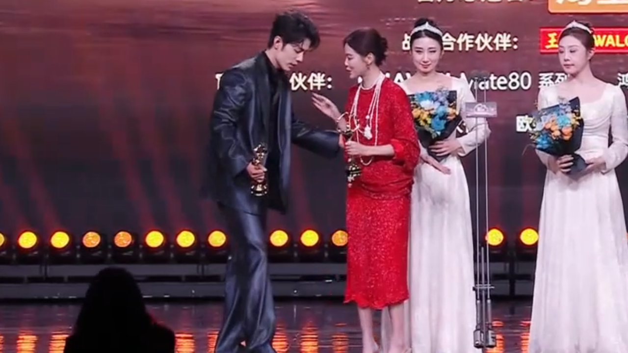 肖战斩获微博之夜年度榜样影人奖项 再现谦让C位名场面 肖战斩获微博之夜年度榜样影人奖项 再现谦让C位名场面