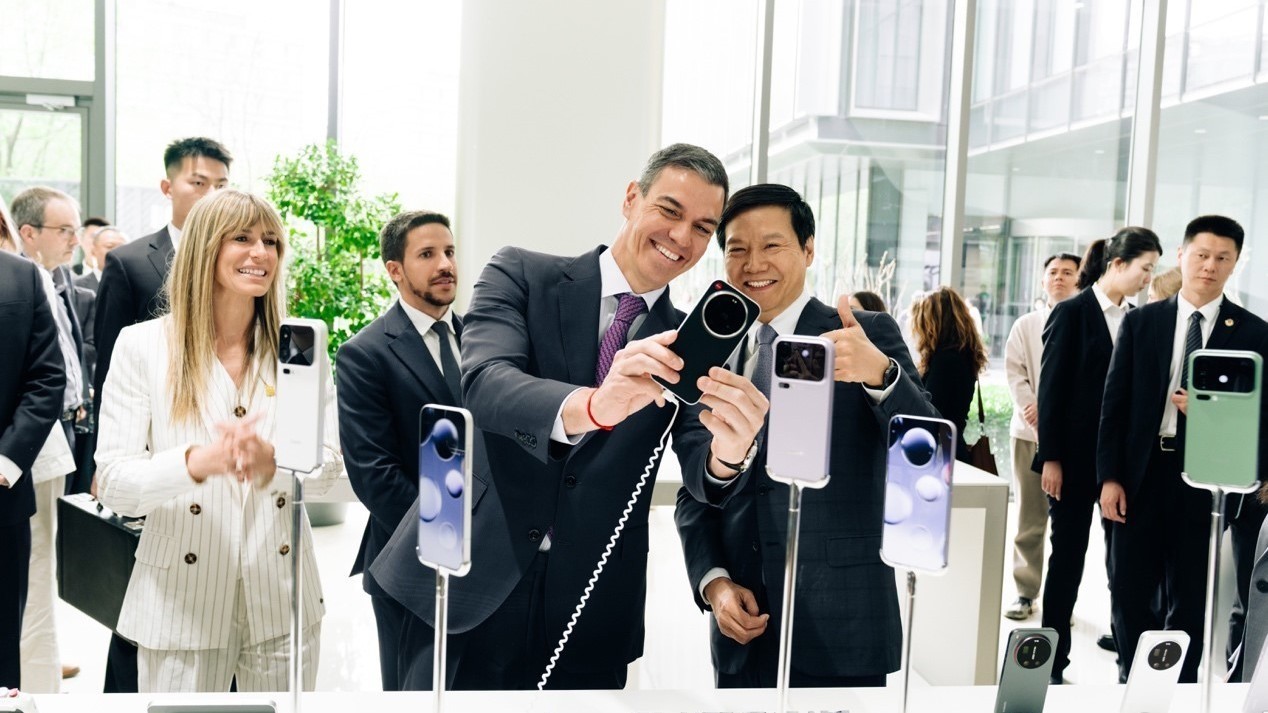 西班牙首相桑切斯到访小米科技园 体验小米新SU7、YU7等产品 西班牙首相桑切斯到访小米科技园 体验小米新SU7、YU7等产品